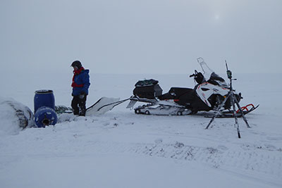 Naalin ruokinta-automaatin huoltoa 2018. Kuva: Petteri Polojärvi / Metsähallitus.