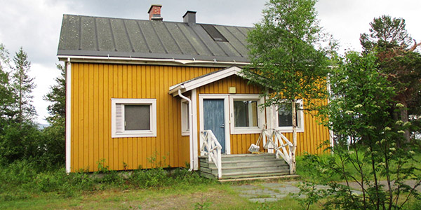 Metsähallituksen Hetan huoltotukikohdan päärakennus Ounasjärvellä.