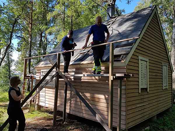 Yhtä Ärjän rakennushistoriallisesti arvokasta mökkiä kunnostetaan. Kuva: Anni Koskela/Metsähallitus