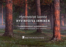 Toimintaohjelma-julkaisun kansi. Mäntymetsää. Kuvan päällä on teksti Hyvinvoiva luonto, hyvinvoiva ihminen.