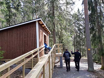 Handikappanpassad serviceutrustning i Sibbo storskogs nationalpark. Foto Aino von Boehm, Forststyrelsen.