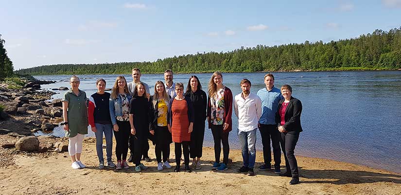 Valmistujaisjuhlaa vietettiin Harrinivassa Muonionjoen varrella. Kuvassa Pallas-Yllästunturin, Pyhä-Luoston ja UK-puiston tuoreimmat sertifioidut kansallispuisto-oppaat puistonjohtaja Pekka Sulkavan ja puistomestari Tuija Makkosen kanssa. Kuva: Metsähallitus