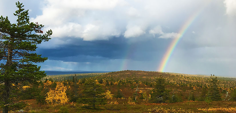 Sateenkaari tuntureiden yläpuolella.