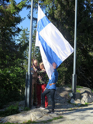 Lipunnosto Kolilla Suomen luonnon päivänä 2019. Kuva Tiina Hakkarainen.