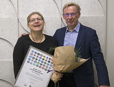 Årets frivilliga miljöarbetare Tiina Tikkanen 2019. Naturtjänstdirektör Timo Tanninen gratulerar. Foto: Jussi Helimäki.