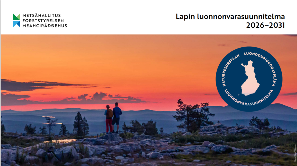 Lapin luonnonvarasuunnitelman kansikuva, jossa kaksi ihmistä seisoo tunturissa auringonlaskussa.