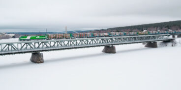 An extra long train (LHT) crosses the Ounasjoki River along the railway bridge.