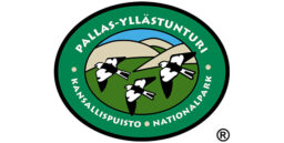 Pallas–Yllästunturin kansallispuiston piirretty tunnus, jossa kolme pulmusta lentää tunturien edessä.