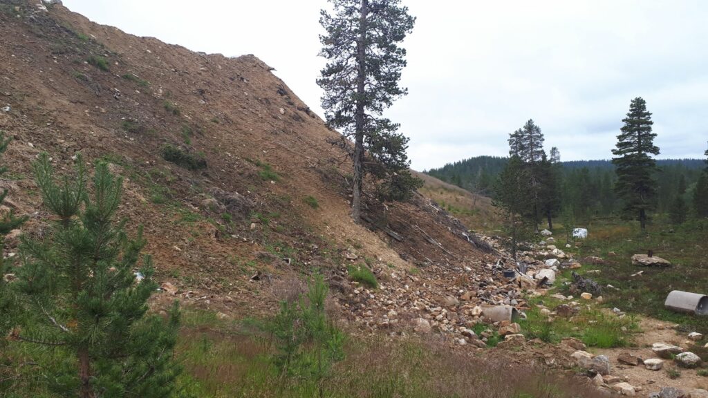 Saariselän entinen katopaikka-alue ennen maisemointia, jolloin kumpu on jyrkkäreunainen ja tasoittamaton.