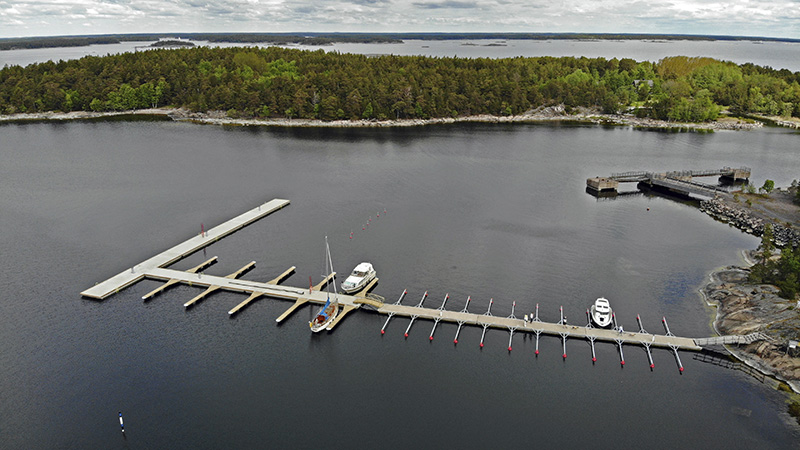 Flygbild av lång brygga. I bakgrunden syns flera öar.