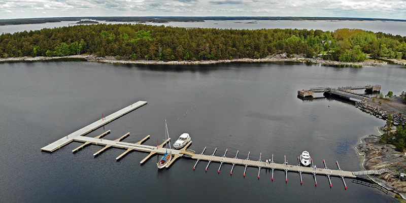 En lång brygga med 30 båtplatser i havsmiljö.