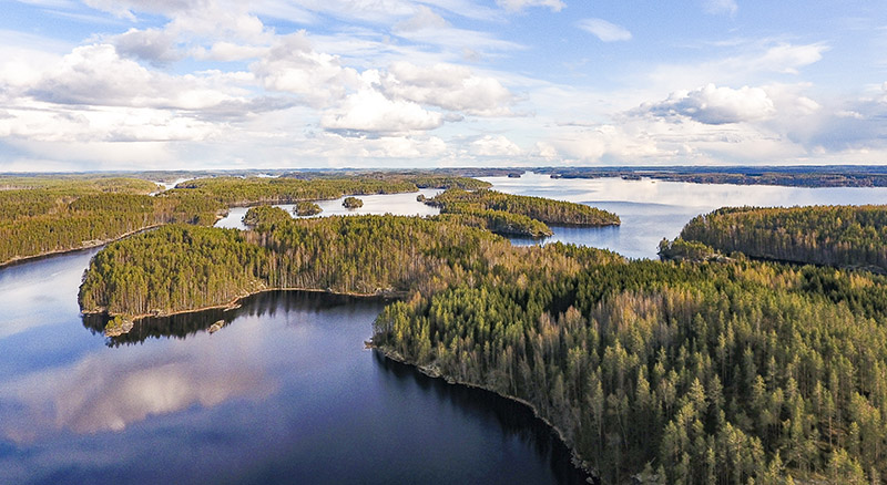 Ilmakuva järvestä ja metsäisista saarista.