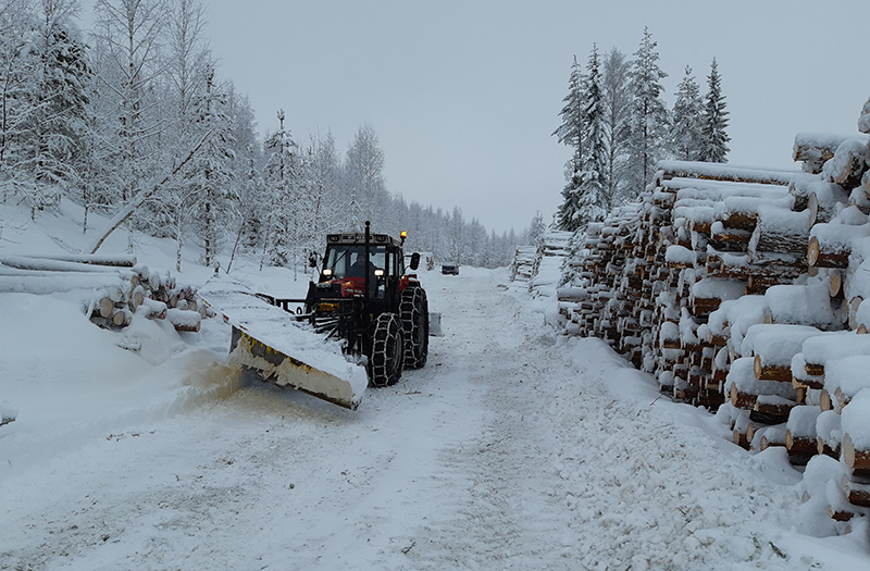 Alueurakoitsija Mikko Honkanen auraa trakrorilla Metsähallituksen talvitietä Valtimolla.