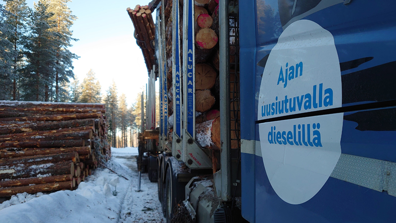 puutavara-auto lastaa puutavaraa tienvarsivarastosta