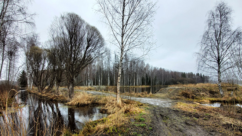 Järvialtaita, joiden välissä matala pato, jonka yli kulkee polku.