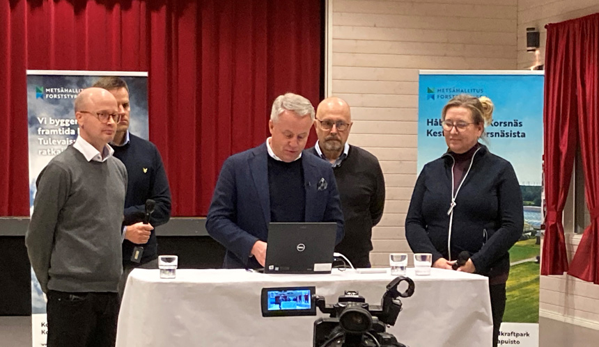 Vindkraftschef Otto Swanlung, vindkraftsprojektutvecklingschef Ville Koskimäki, programledare Marcus Rantala, havsvindkraftsprojektledare Pertti Tapio och Korsnäs kommundirektör Christina Båssar vid ett diskussionsevent i Korsnäsgården.