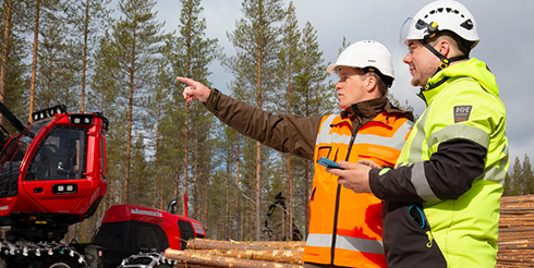 Yrittäjyys, metsäkone, ihmisiä.