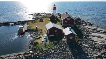 Lidar wind measuring device (left) on the lighthouse island of Strömmingsbådan. Photo: Vindteknikk