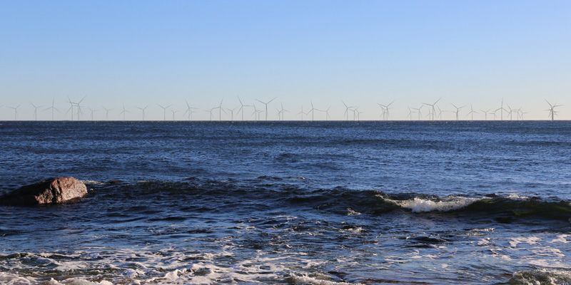 Havainnekuva, jossa kuvitteelliset tuulivoimalat sijaitsevat 10 kilometrin päässä rannikolta