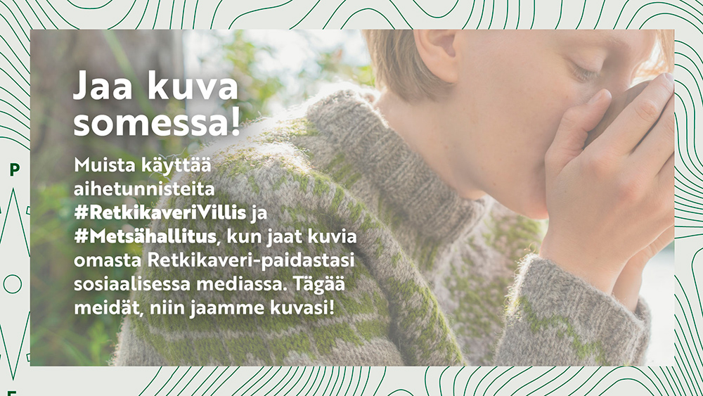 Henkilö villapaita päällä juo vettä kuksasta.