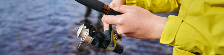 L&auml;hikuva vapaa kelaavan kalastajan k&auml;sist&auml;.