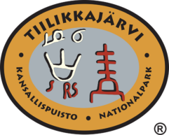 Tiilikkajärven kansallispuiston piirretyssä tunnuksessa on kuvattu vanhoja merkintöjä, muun muassa kruunu, jonka alla kolme kirjainta.