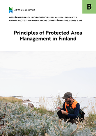 Cover of the publication, where a nature surveyor is squatting on the seashore and taking notes. There is an abundance of sea kale growing on the beach.