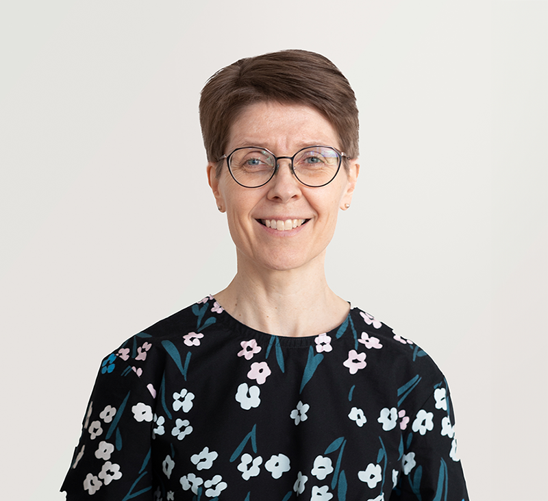 Kasvokuva henkilöstä (Karoliina Niemi), joka katsoo kameraan ja hymyilee.