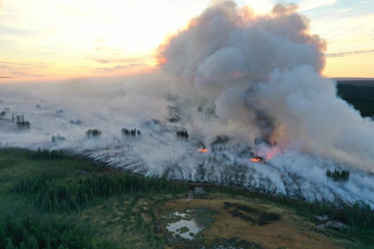 Ilmakuvassa n&auml;kyy suuri savupilvi hakkuuaukean yll&auml;.