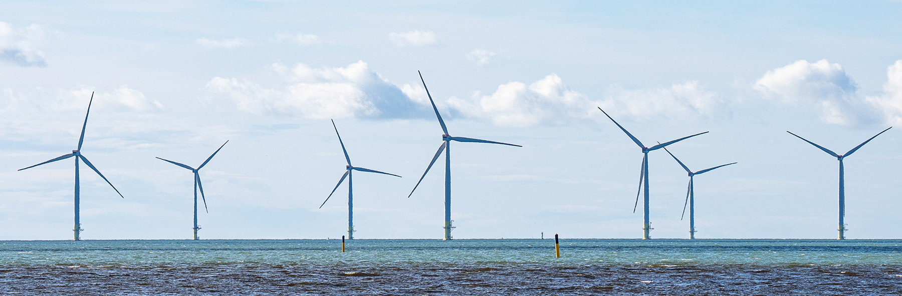 Tuulivoimaloita merellä