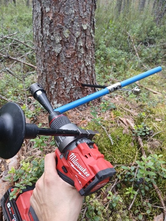 Akkuporakone ja lustonäytteen ottamiseen tarvittava putki.
