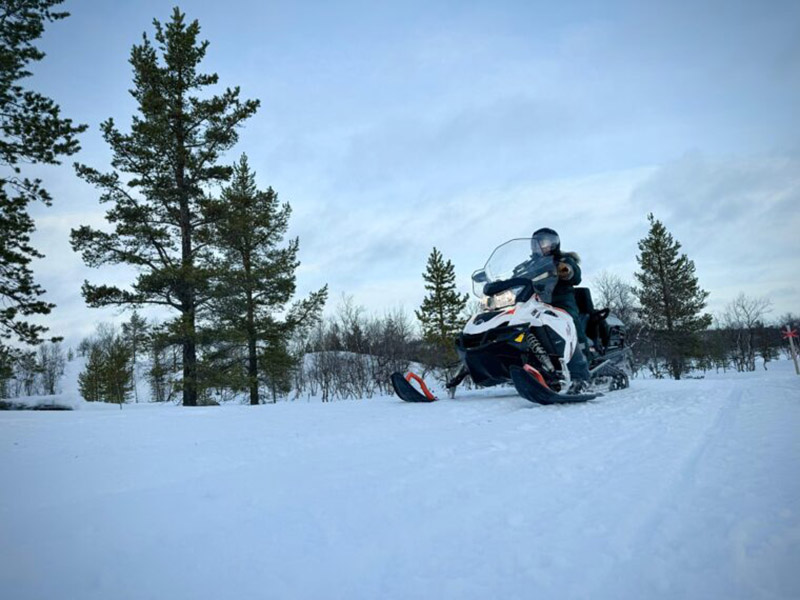 Moottorikelkkailija.