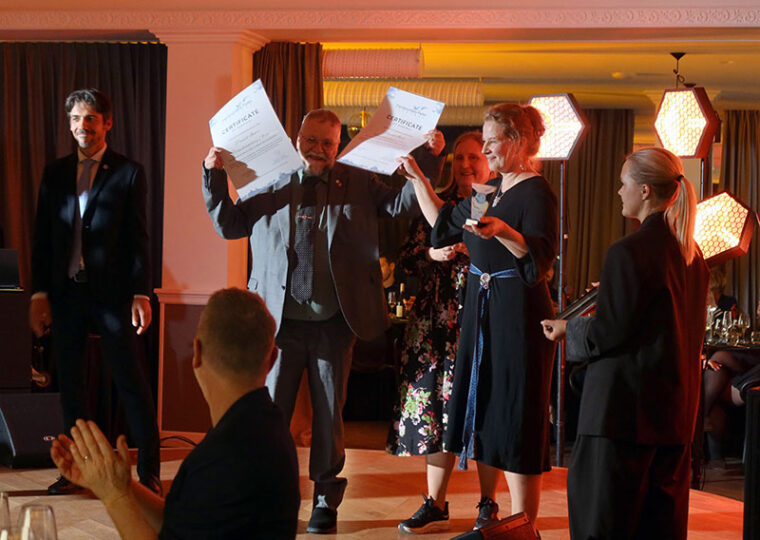 Lavalla on ihmisi&auml; vastaanottamassa palkintoa.