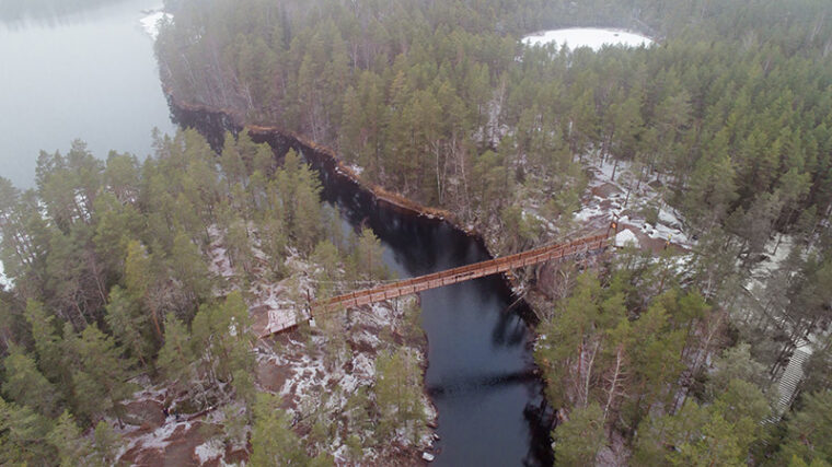 Ilmakuva salmen yllä olevasta riippusillasta.