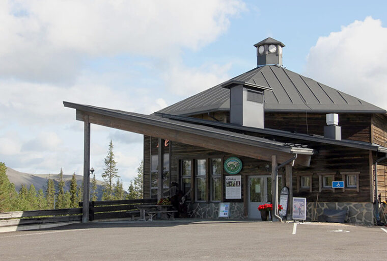 Kaksikerroksinen puurakennus, jonka katolla on pieni kellotorni.