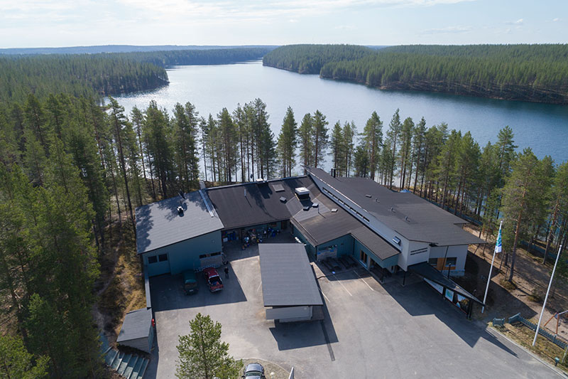 Luontokeskusrakennus ilmasta käsin. Rakennus sijaitsee järven rannalla.