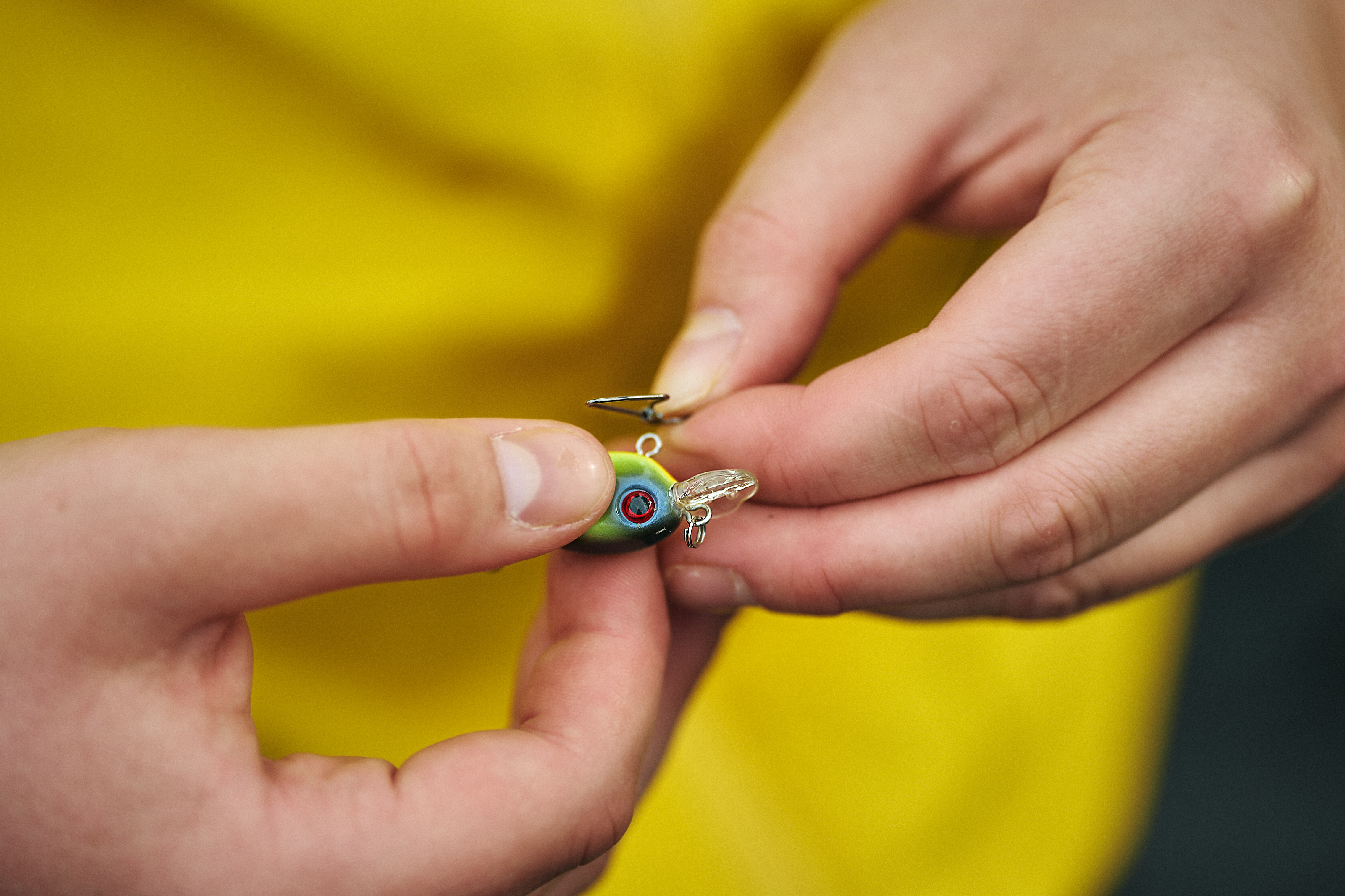 Händer håller ett bete.