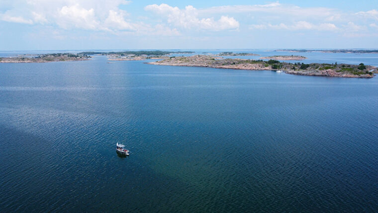 Ilmasta otetussa valokuvassa on useita kallioisia saaria ja joitakin veneitä.