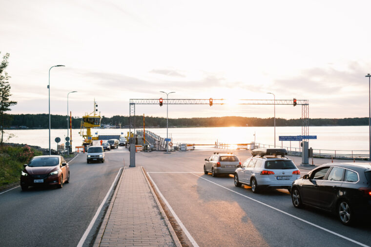 Autoja jonottamassa lautalle ja poistumassa silt&auml;.