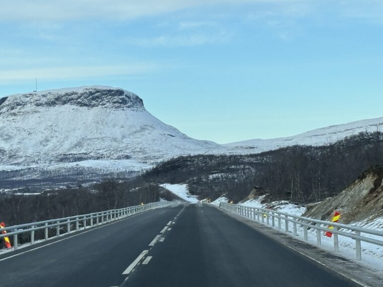 Maantie talvisessa tunturimaisemassa
