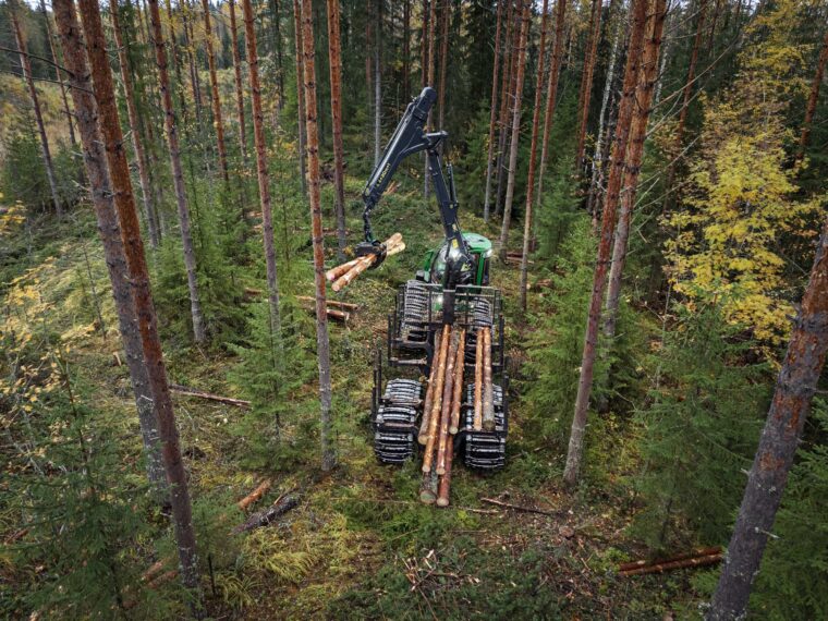 Mets&auml;traktori lastaa puuta kyytiins&auml; m&auml;ntymets&auml;ss&auml;.