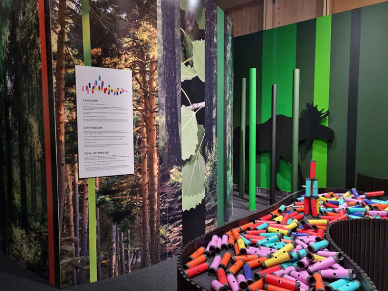 N&auml;yttelyhuoneessa on seinill&auml; n&auml;yttelymateriaalia.