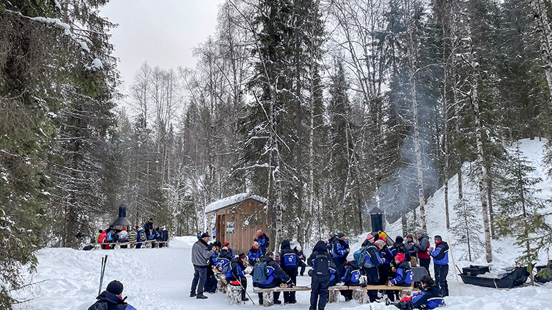 Retkeilijäryhmä taukopaikalla talvella.