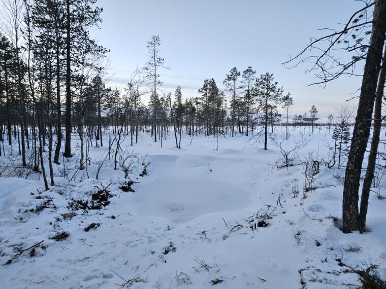 R&auml;meen ulkoreunaan kaivettu pieni kuoppa on nyt lumen peitossa.