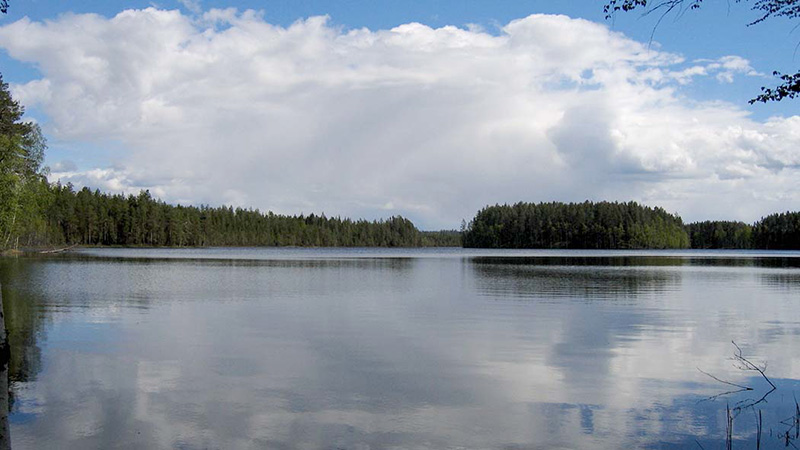Lähes tyyni järvi ja metsäisiä saaria.