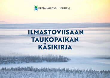 Ilmastoviisaan taukopaikan käsikirjan kansi. Kannessa on julkaisun nimi ja sen taustalla valokuva talvisesta järvi- ja metsämaisemasta.