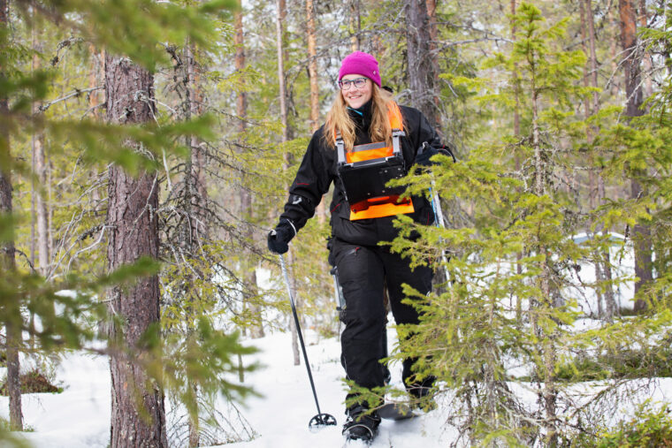 Nainen hiiht&auml;&auml; mets&auml;ss&auml;.