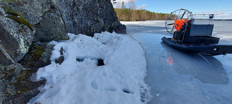Rantakallion vieressä jäällä on kelirikkoalus.