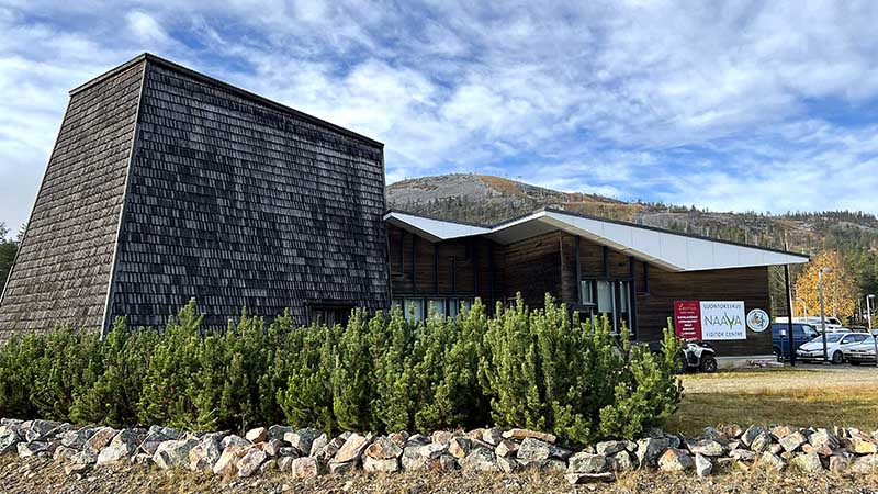 Iso puinen rakennus tunturin edustalla.