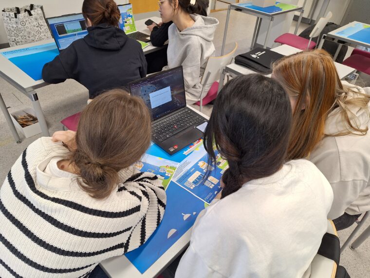 Opiskelijat tekevät tehtäviä koululuokassa